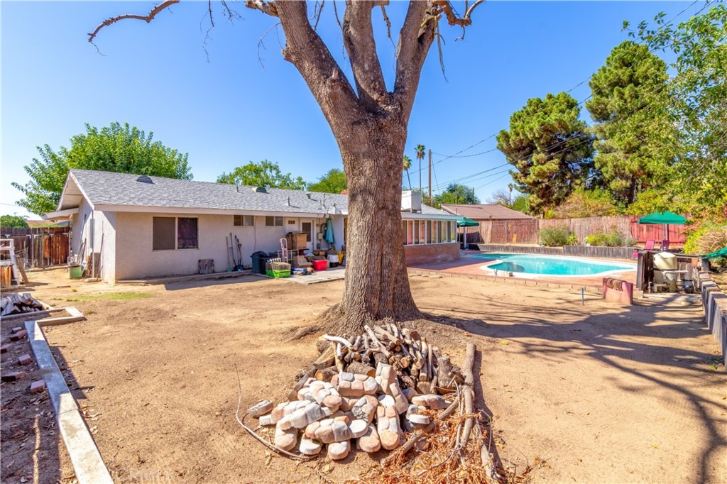41320 Linda Vista Court Hemet, CA 92544 - Photo 29 of 31 a view of a house with backyard and a tree