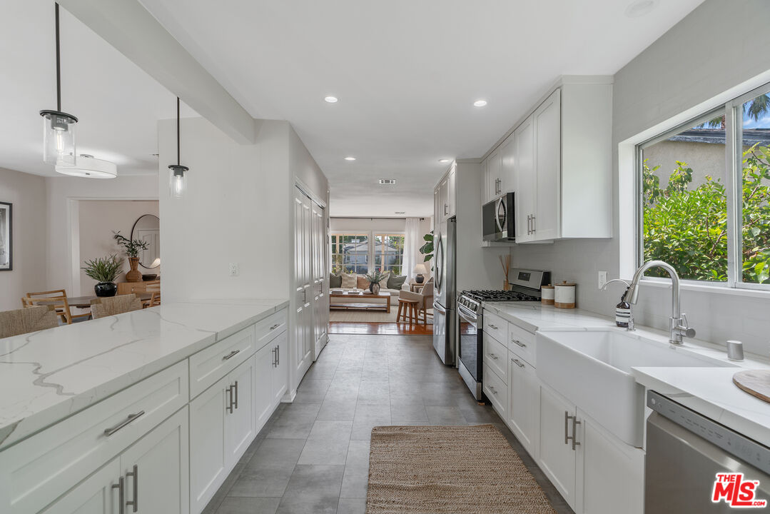 19427 Lemay Street Reseda, CA 91335 - Photo 4 of 28