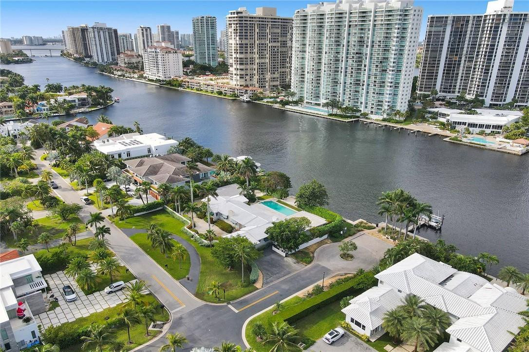 393 Centre Island North Miami Beach, FL 33160 - Photo 12 of 51 Photo 12