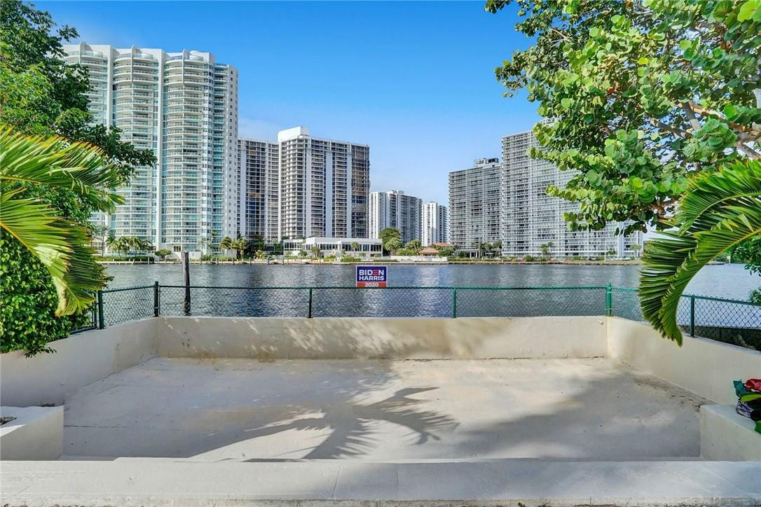 393 Centre Island North Miami Beach, FL 33160 - Photo 30 of 51 Photo 30