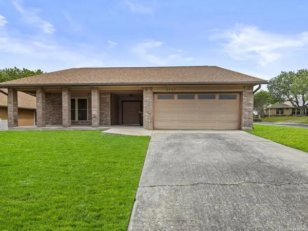 a front view of house with yard