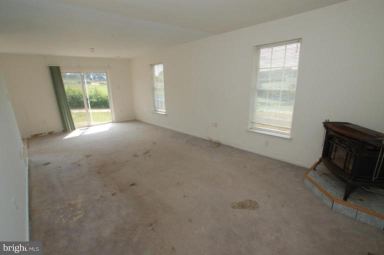 4250 Rinehart Road Westminster, MD 21158 - Photo 3 of 23 Living Room