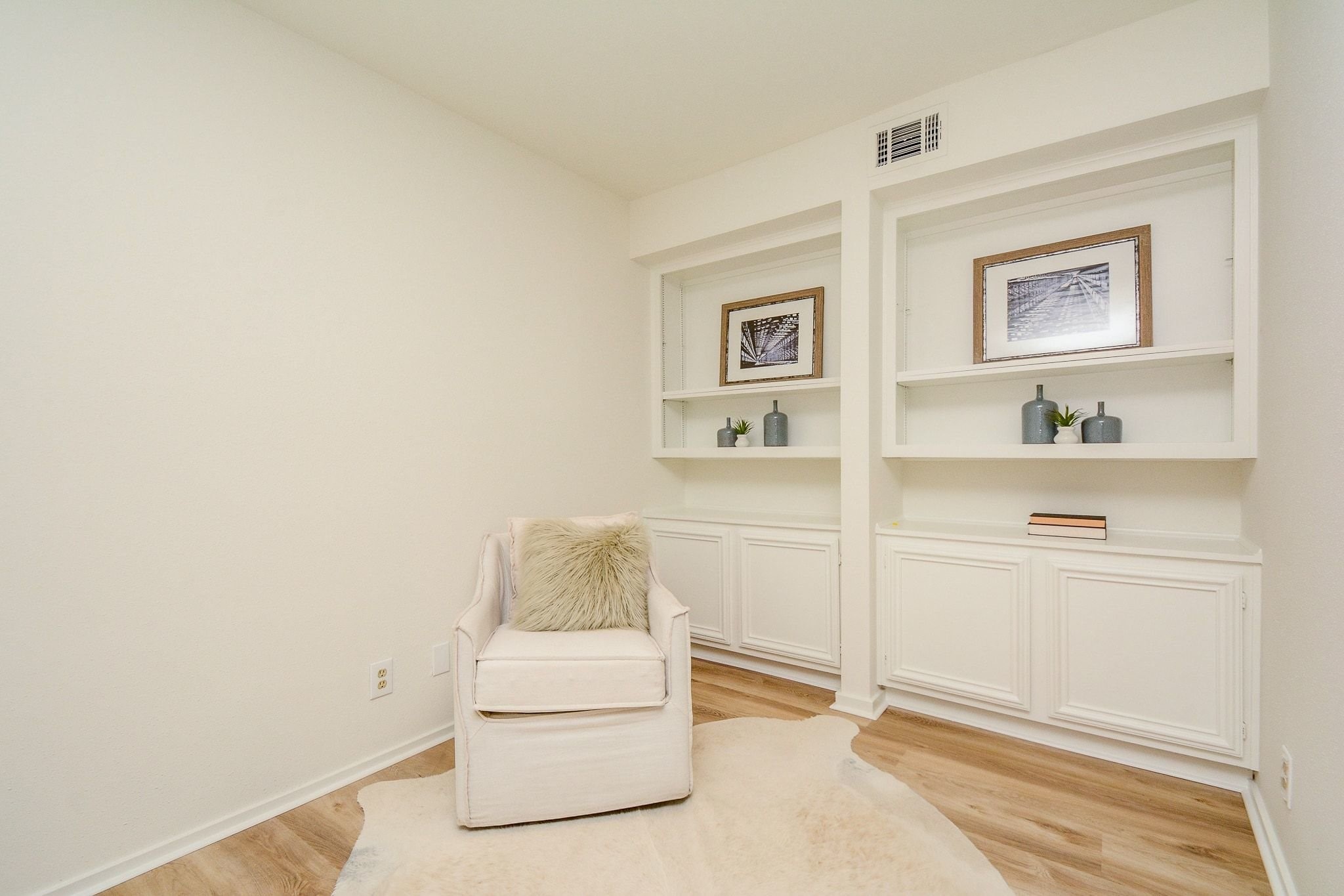 820 Harold Street Houston, TX 77006 - Photo 21 of 33 Double built-in shelving units with lower cabinet storage give this bonus room off the primary suite real flexibility as an office, nursery, or lounge.