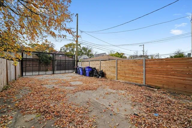 a view of a backyard