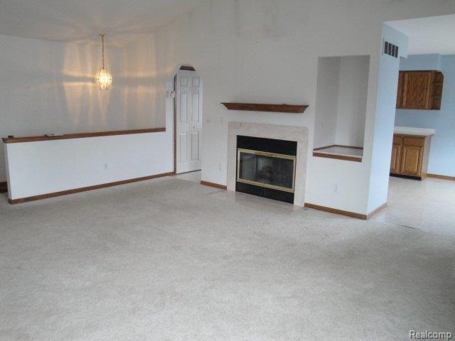 7943 Pettysville Road Pinckney, MI 48169 - Photo 4 of 10 LIVING ROOM