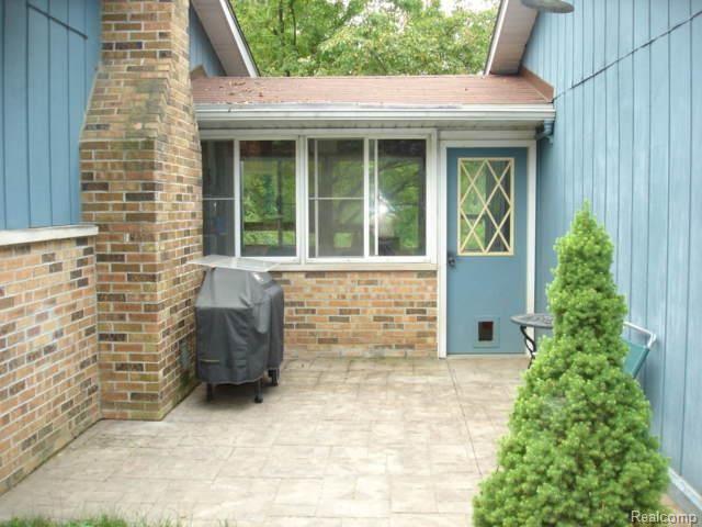 17120 Donohue Road Pinckney, MI 48169 - Photo 11 of 22 Breezeway