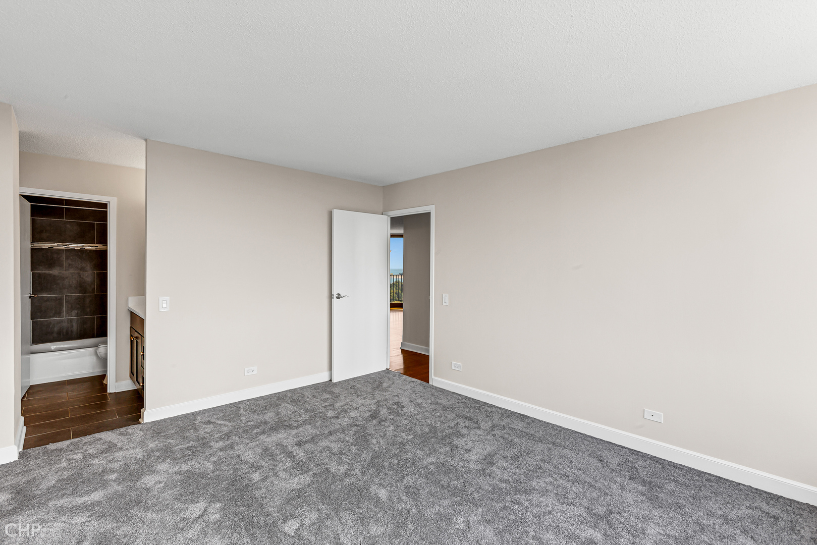 5320 North Sheridan Road, Unit 2002 Chicago, IL 60640 - Photo 22 of 57 a view of an empty room and fire place
