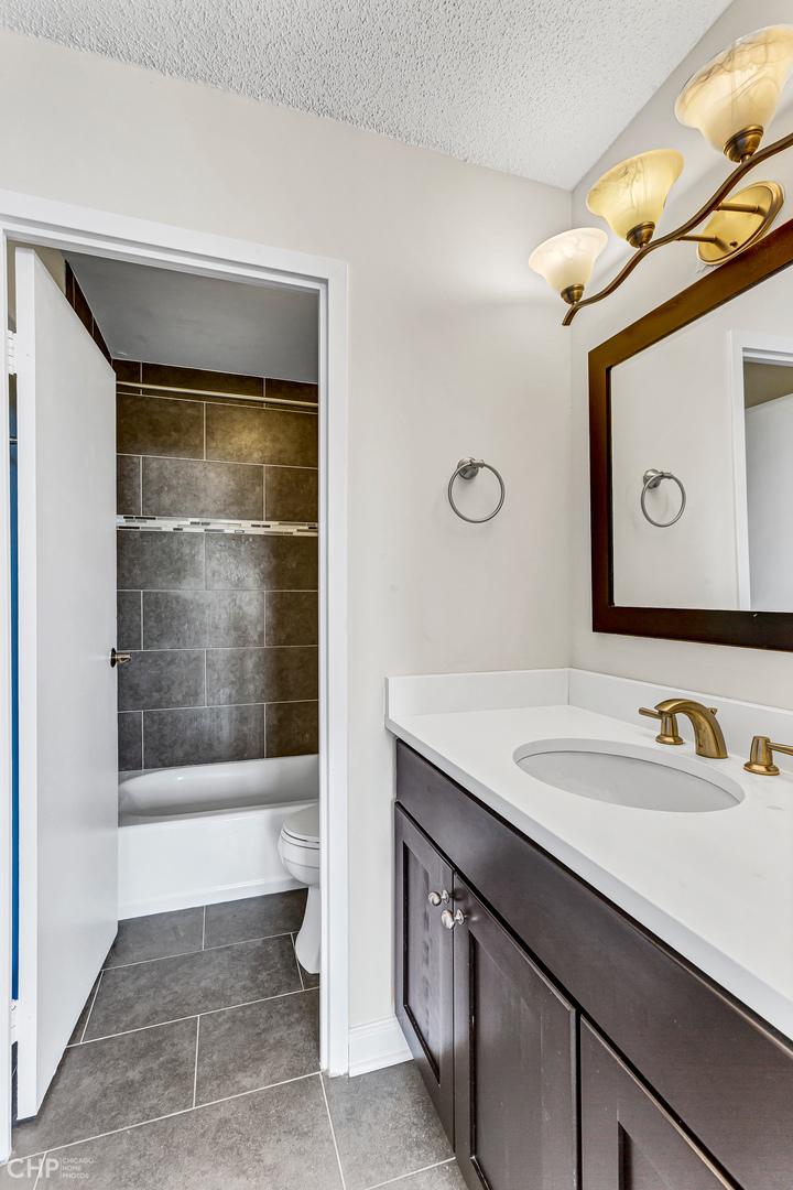 5320 North Sheridan Road, Unit 2002 Chicago, IL 60640 - Photo 24 of 57 a bathroom with a sink and a mirror