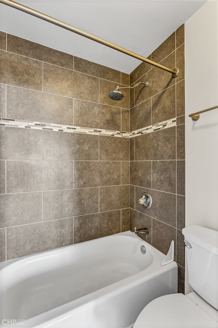 5320 North Sheridan Road, Unit 2002 Chicago, IL 60640 - Photo 25 of 57 a bathroom with a bathtub and a shower