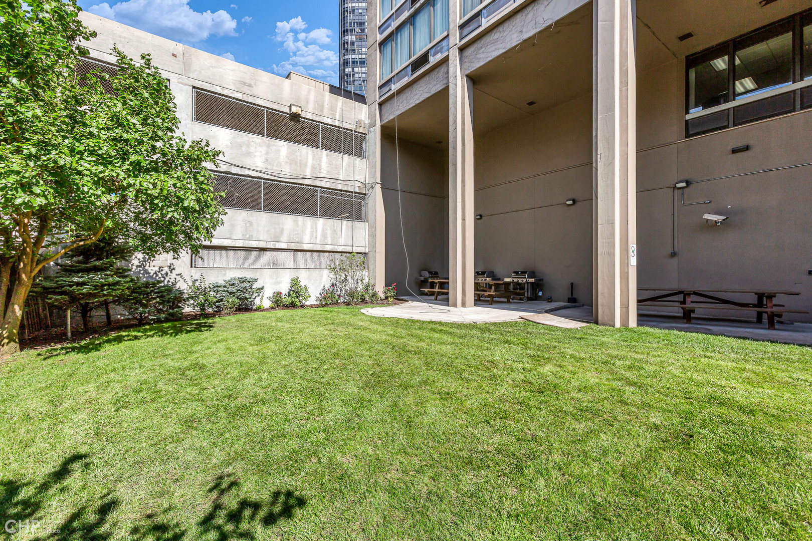 5320 North Sheridan Road, Unit 2002 Chicago, IL 60640 - Photo 47 of 57 a view of a backyard of a house