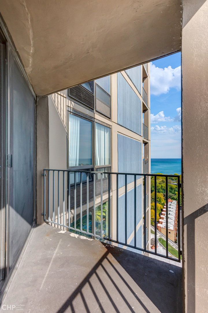 5320 North Sheridan Road, Unit 2002 Chicago, IL 60640 - Photo 10 of 57 a view of balcony with staircase