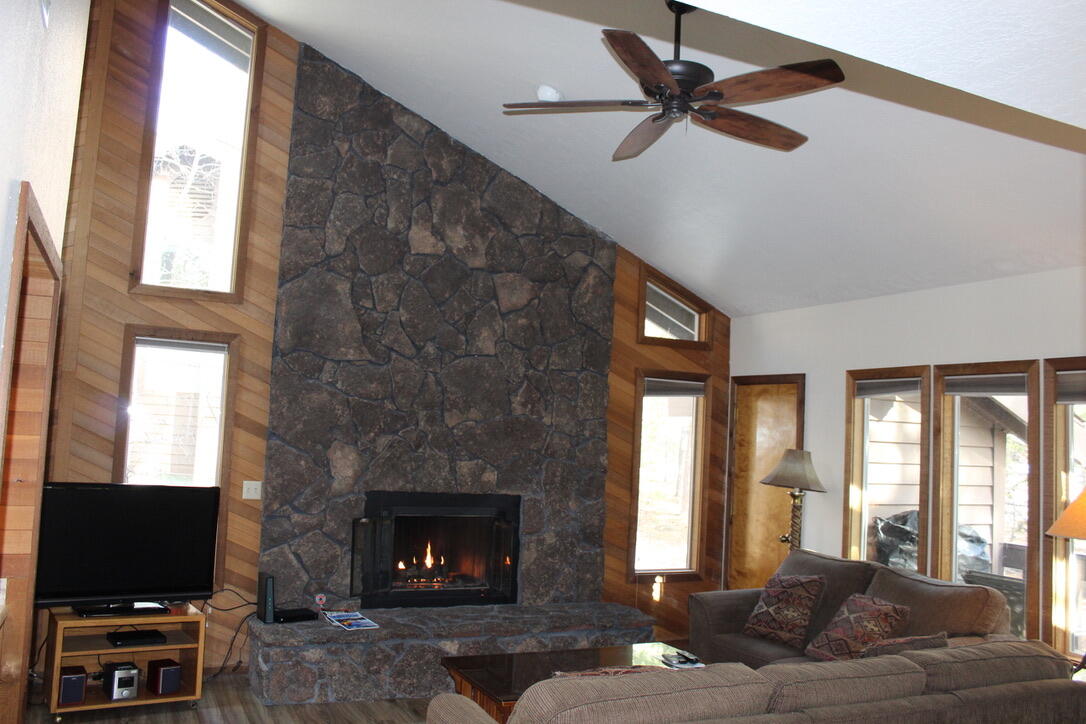 57330-14a2 Beaver Ridge Loop Sunriver, OR 97707 - Photo 9 of 24 9-Lvrm-fan-R14
