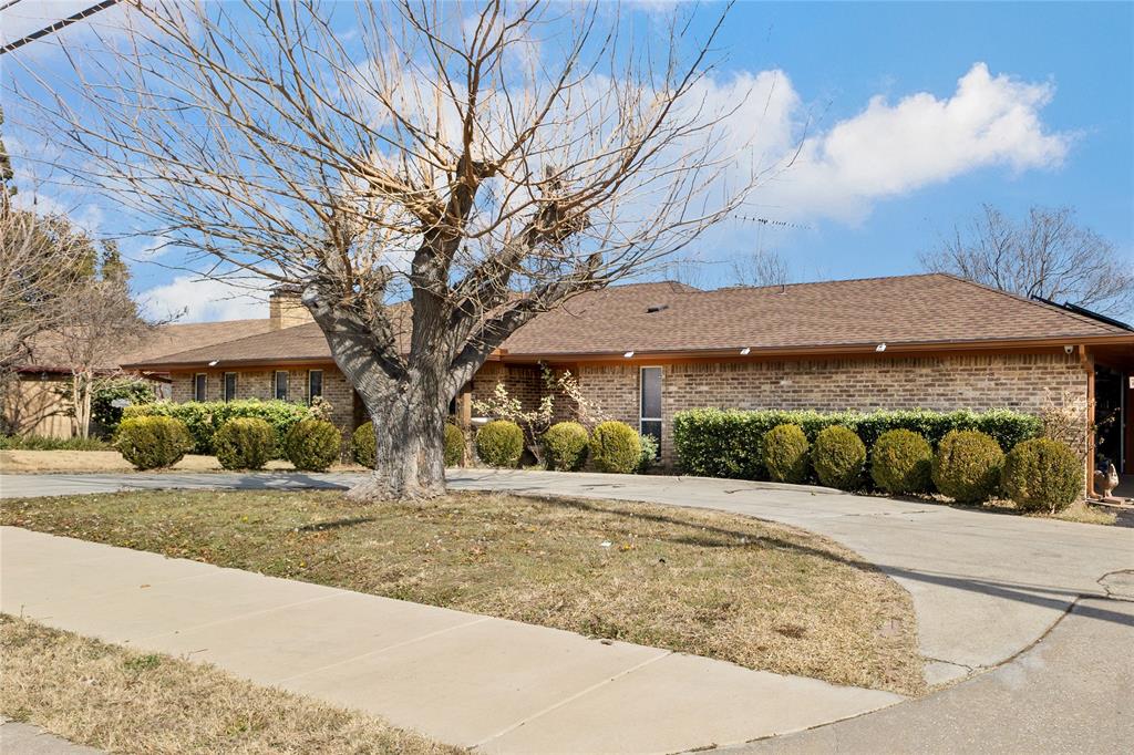 a view of a house with a yard and garage