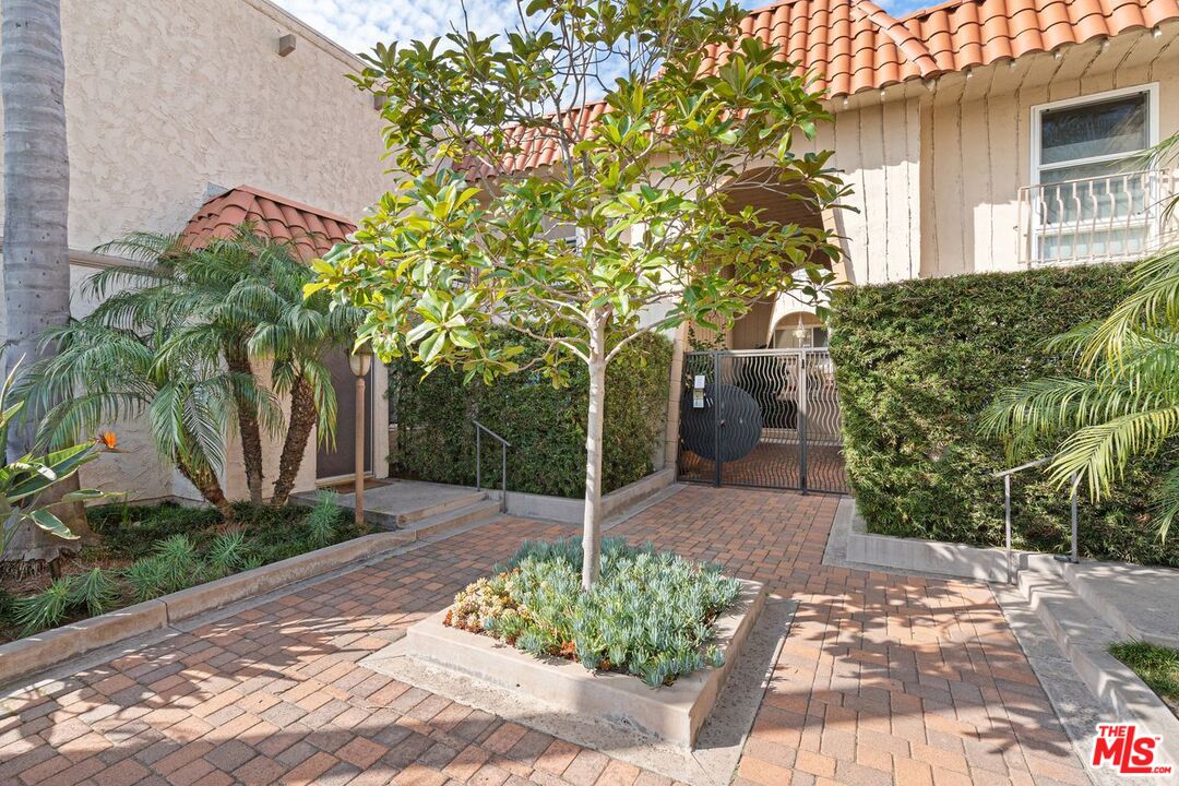 8025 Redlands Street, Unit 17 Playa del Rey, CA 90293 - Photo 2 of 15 Gallery Image 2