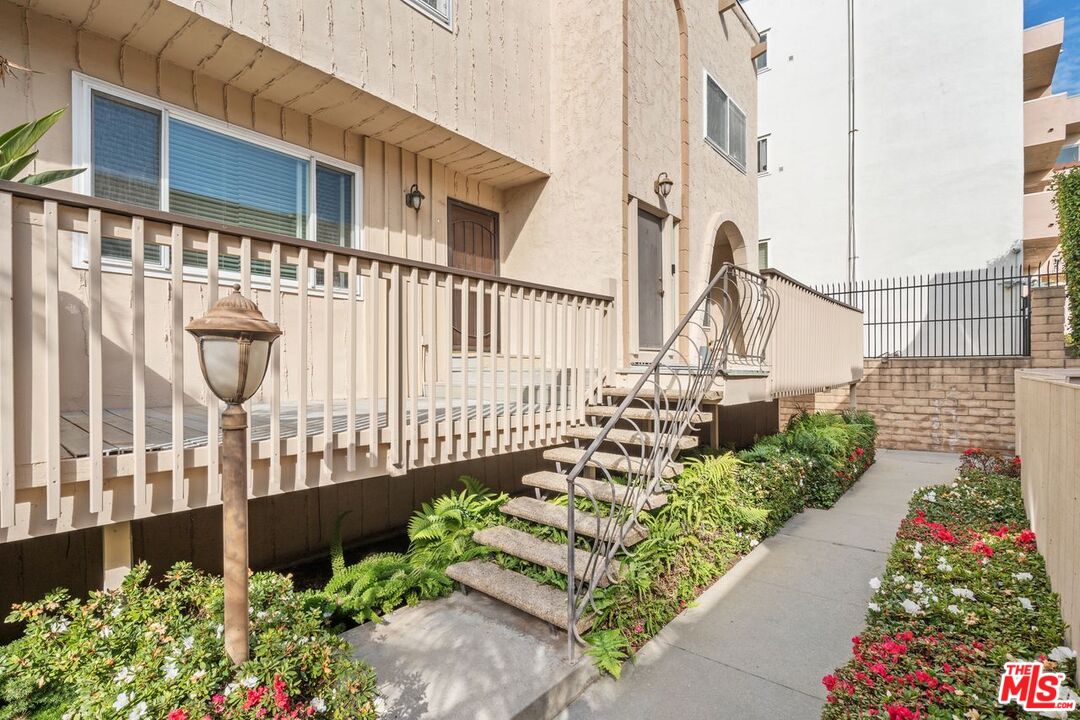 8025 Redlands Street, Unit 17 Playa del Rey, CA 90293 - Photo 3 of 15 Gallery Image 3