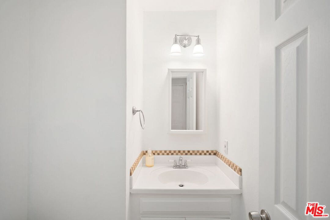 8025 Redlands Street, Unit 17 Playa del Rey, CA 90293 - Photo 9 of 15 Gallery Image 9