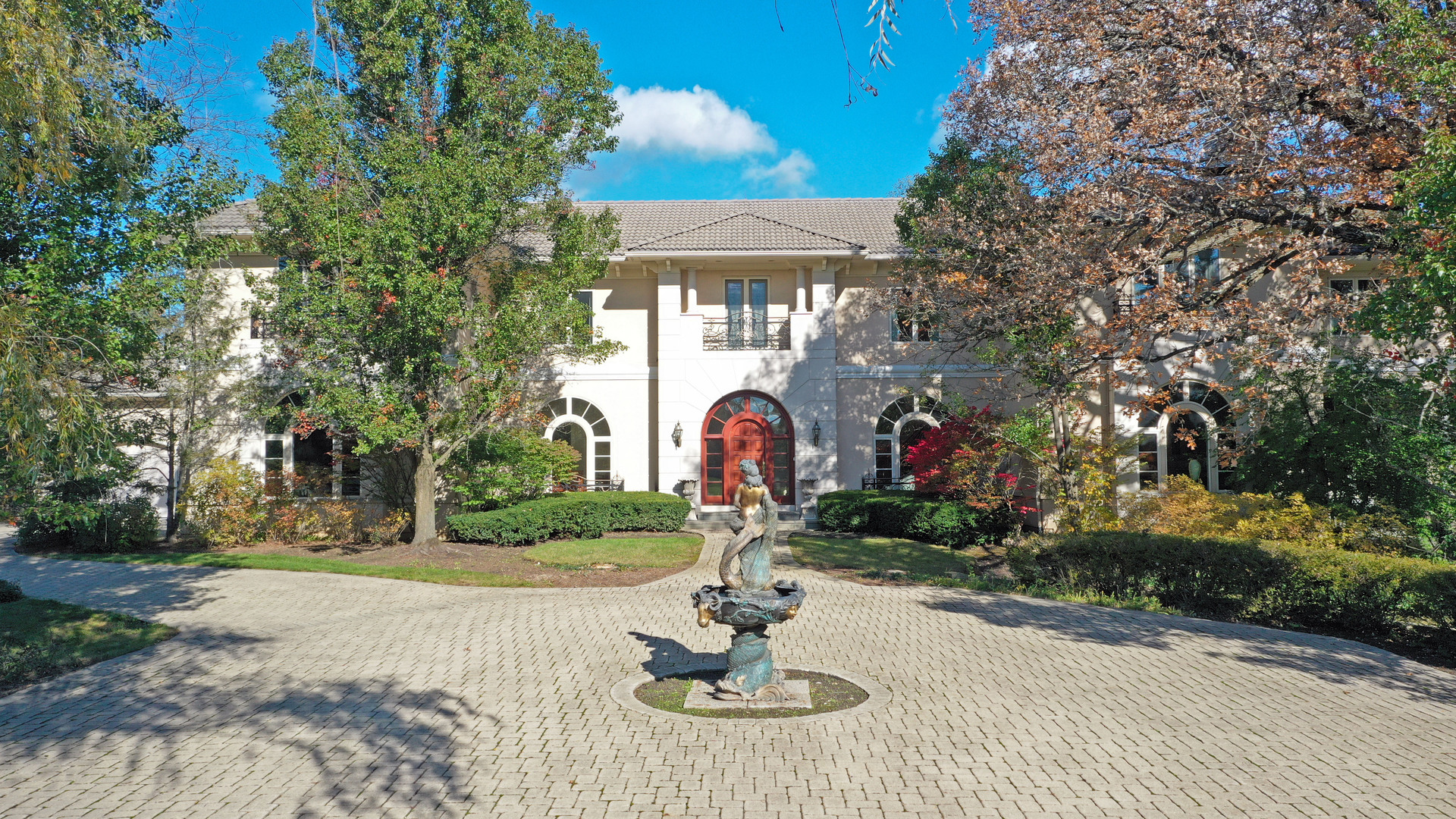 10 West Westleigh Road Lake Forest, IL 60045 - Photo 4 of 59 a front view of a house with garden and trees