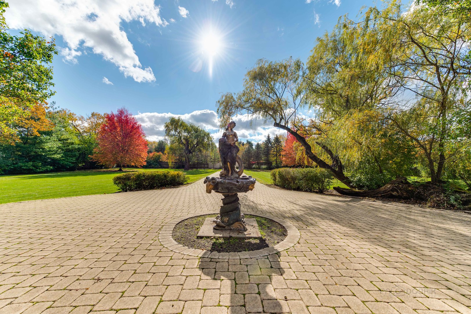 10 West Westleigh Road Lake Forest, IL 60045 - Photo 5 of 59 a view of a fountain in front of a house