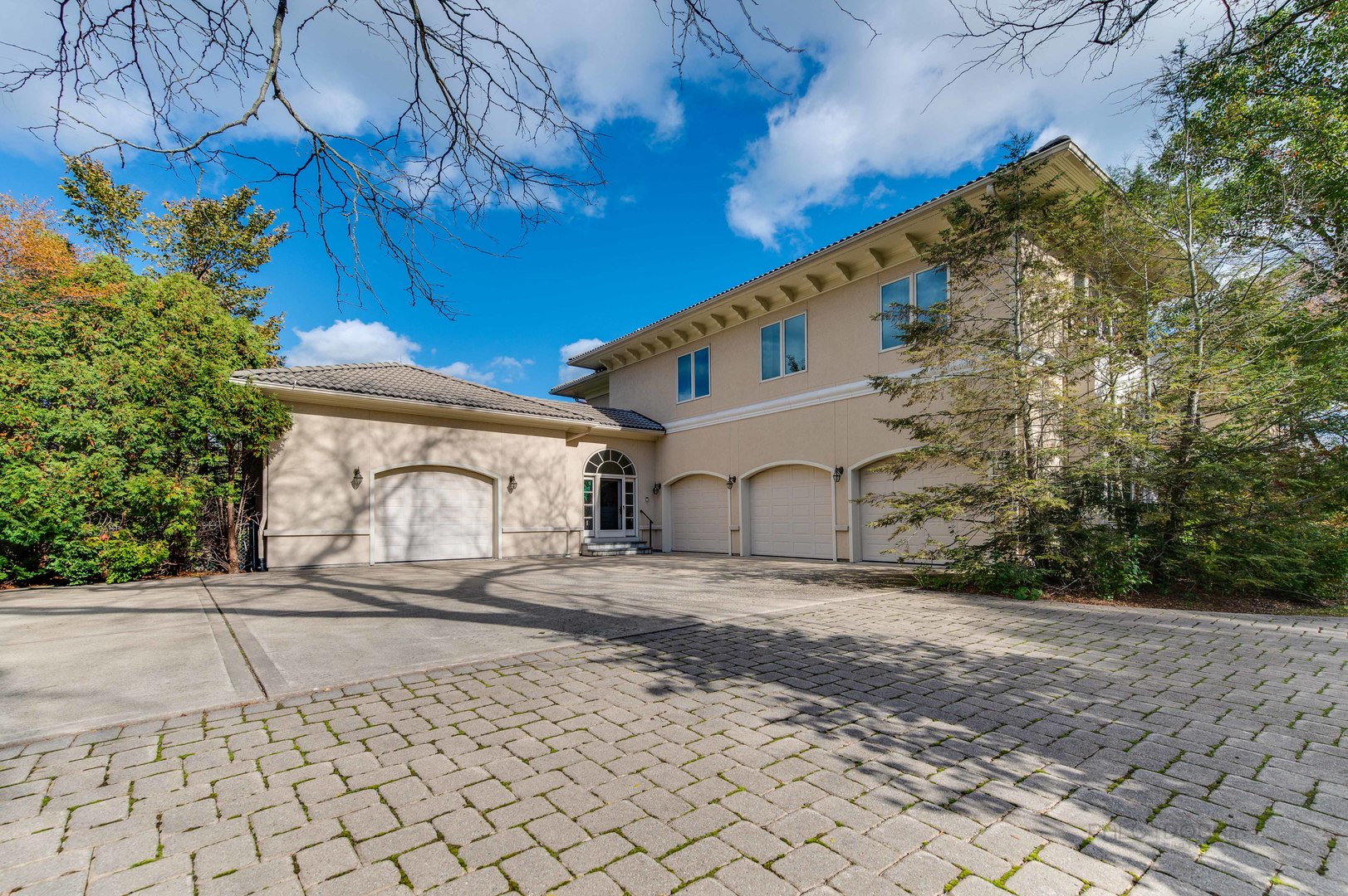 10 West Westleigh Road Lake Forest, IL 60045 - Photo 56 of 59 a front view of a house with a yard