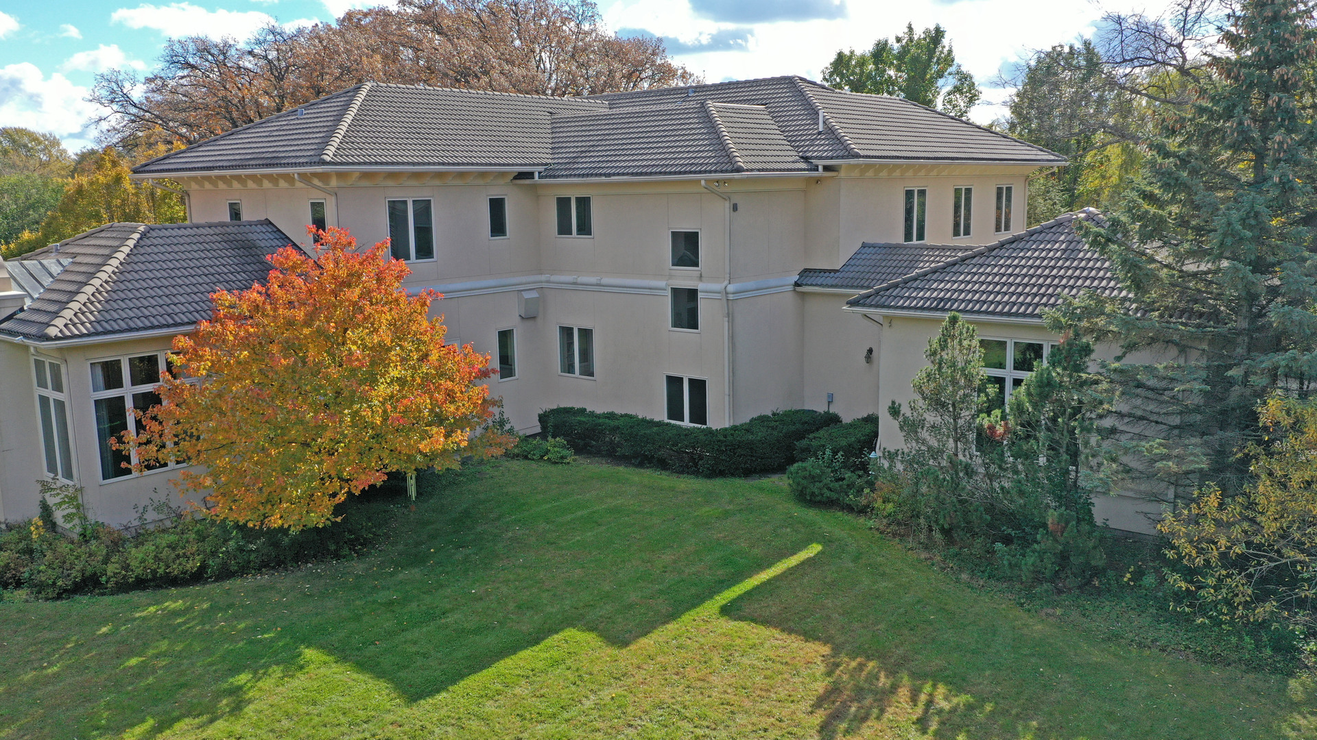 10 West Westleigh Road Lake Forest, IL 60045 - Photo 57 of 59 a front view of a house with a garden