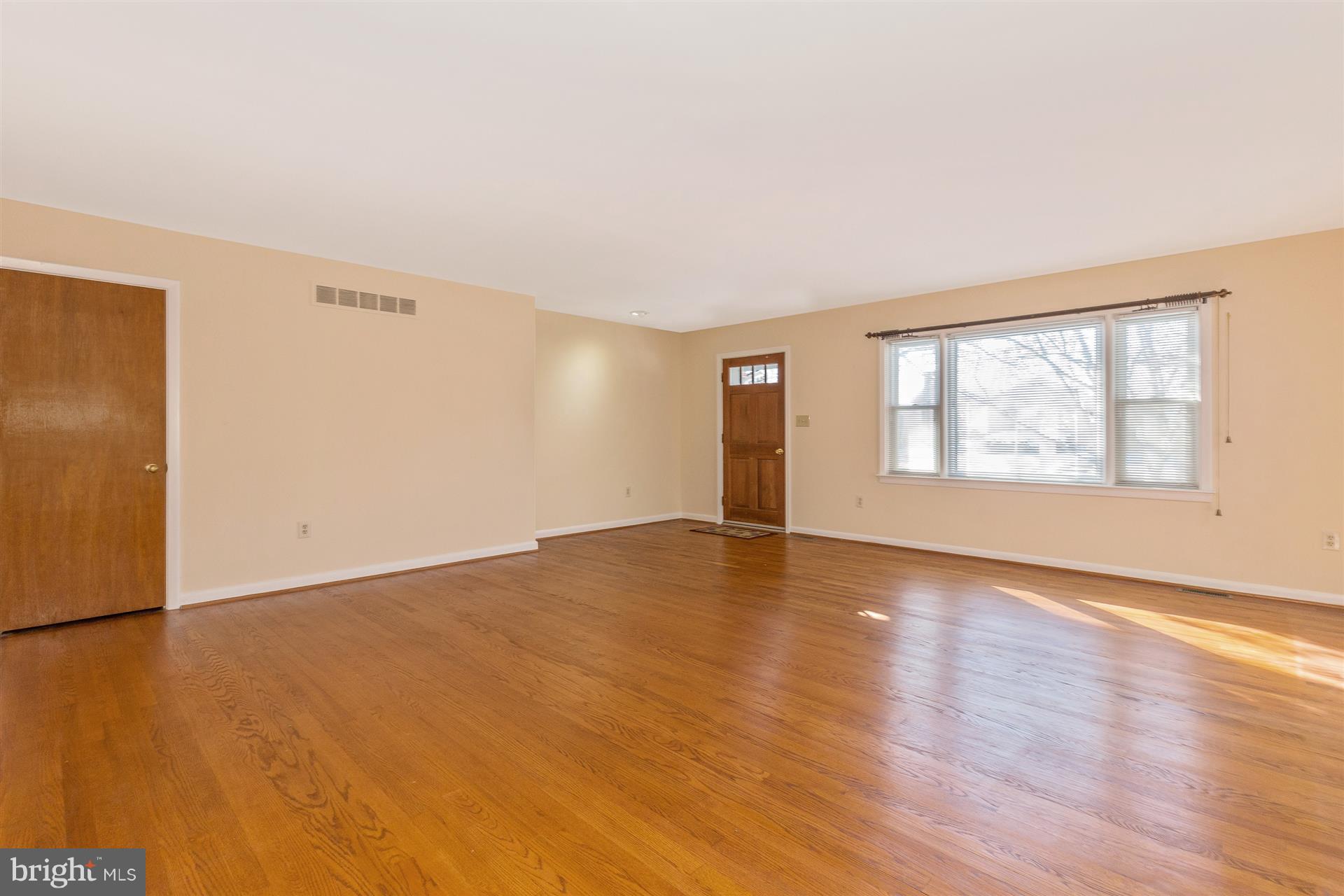 26 Georgetown Road Walkersville, MD 21793 - Photo 18 of 47 Beautiful Oak Floors!
