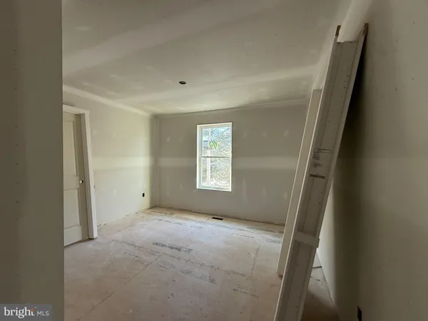 a view of empty room with windows and closet