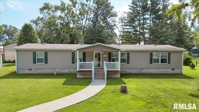 $155,000 | 1006 South Land Street, Harrisburg, IL 62946