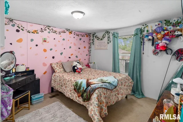 $155,000 | 1006 South Land Street, Harrisburg, IL 62946