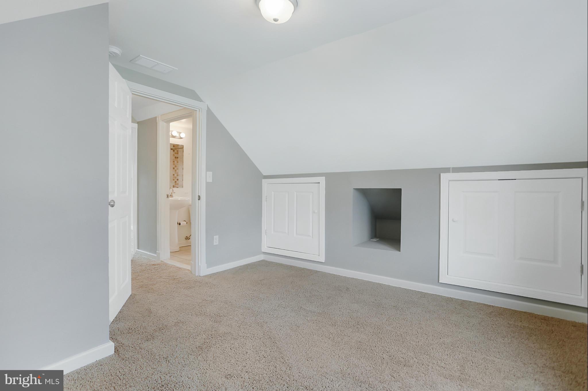 220 W Road Baltimore, MD 21221 - Photo 20 of 30 an empty room with windows and closet