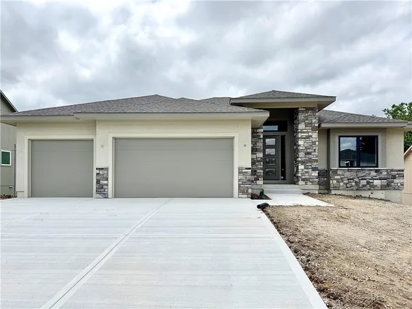 $820,000 | 2717 Northeast 91st Place, Kansas City, MO 64156