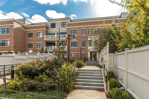 $4,200 | 375 Market Street, Unit 402, Boston, MA 02135