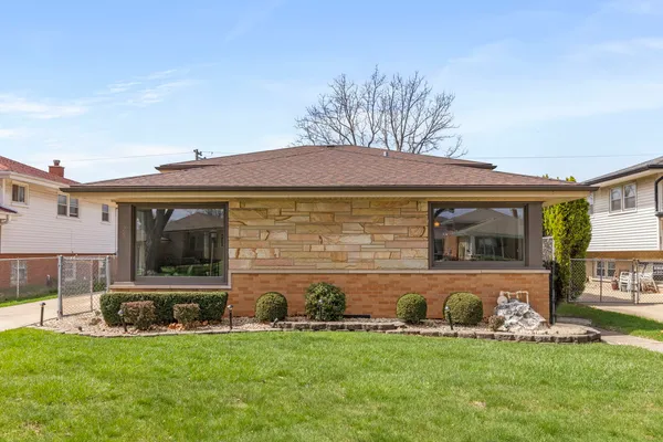 $425,000 | 2926 Mayfair Avenue, Westchester, IL 60154