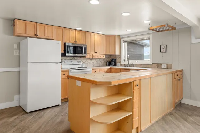 $2,500,000 | 41987 Shore Acres Road, Loon Lake, WA 99148