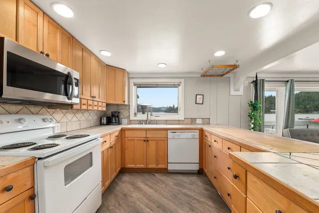 $2,500,000 | 41987 Shore Acres Road, Loon Lake, WA 99148