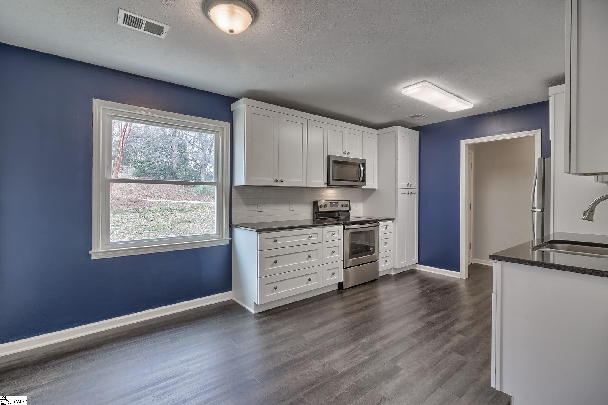122 Apollo Avenue Greer, SC 29651 - Photo 4 of 24 Gallery Image 4