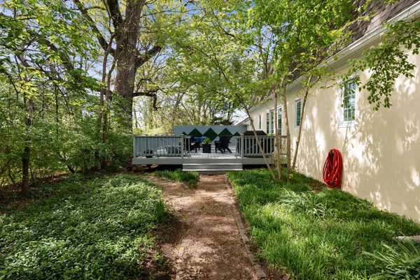 a view of a back yard