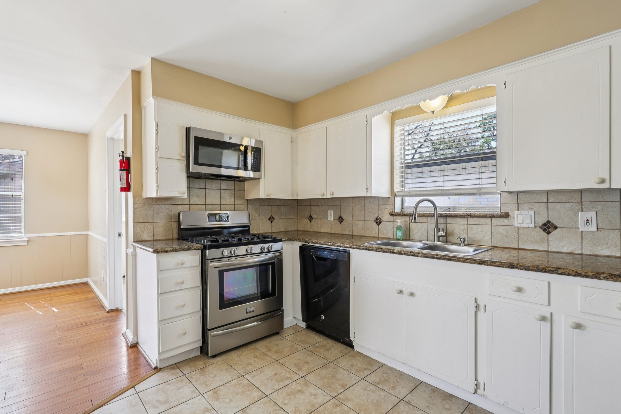 10015 Warwana Road Houston, TX 77080 - Photo 9 of 36