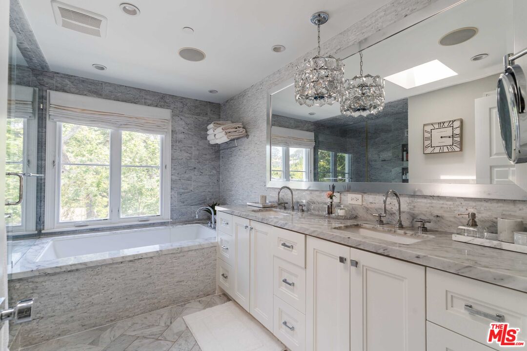356 East Rustic Road Santa Monica, CA 90402 - Photo 20 of 31