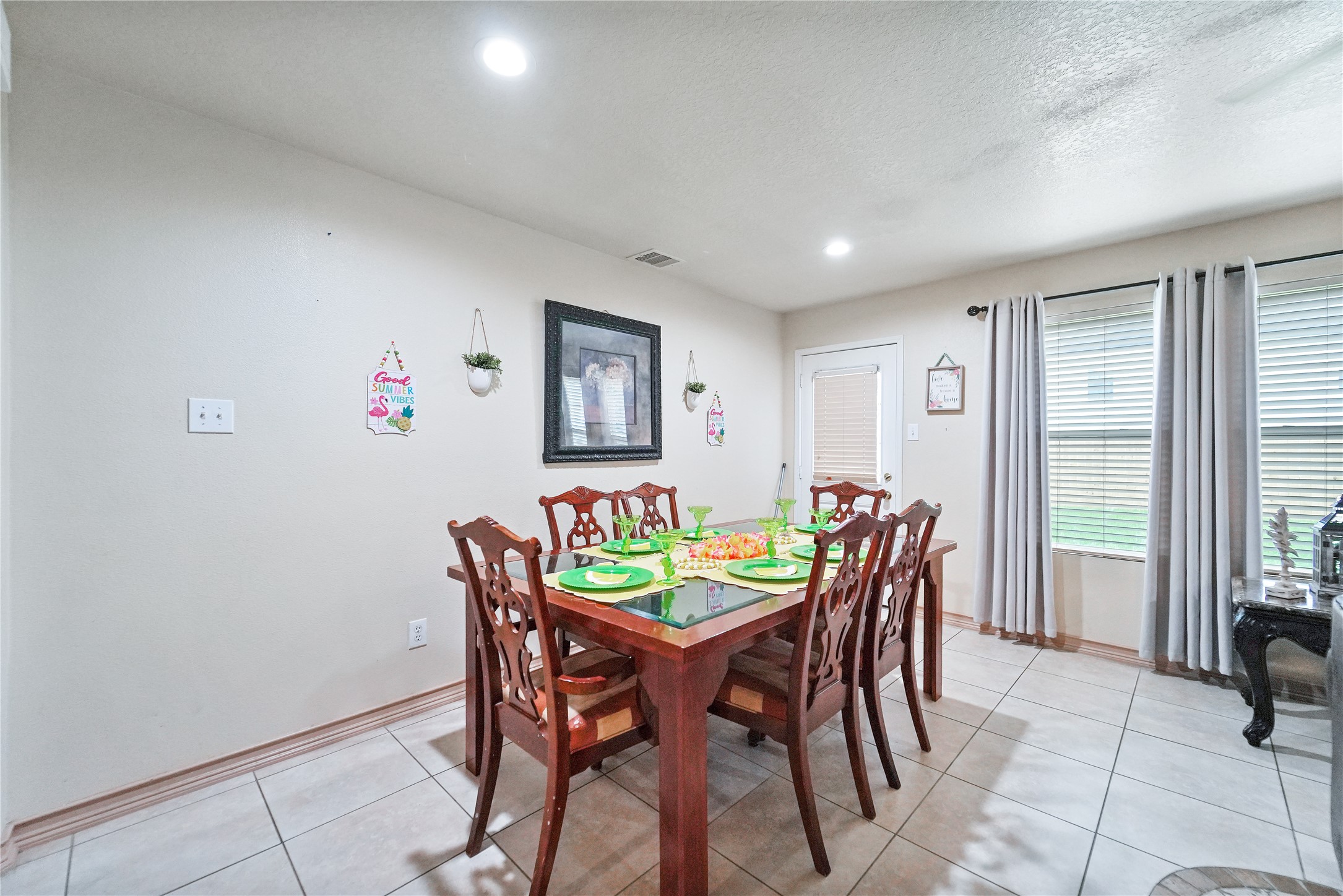 8011 Sumal Circle Baytown, TX 77521 - Photo 12 of 37 a dining room with furniture and window