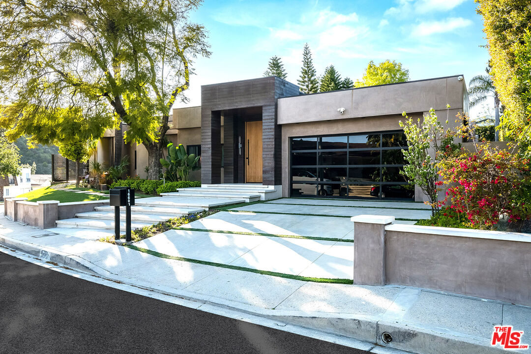 16601 Park Ln Circle Los Angeles, CA 90049 - Photo 2 of 69