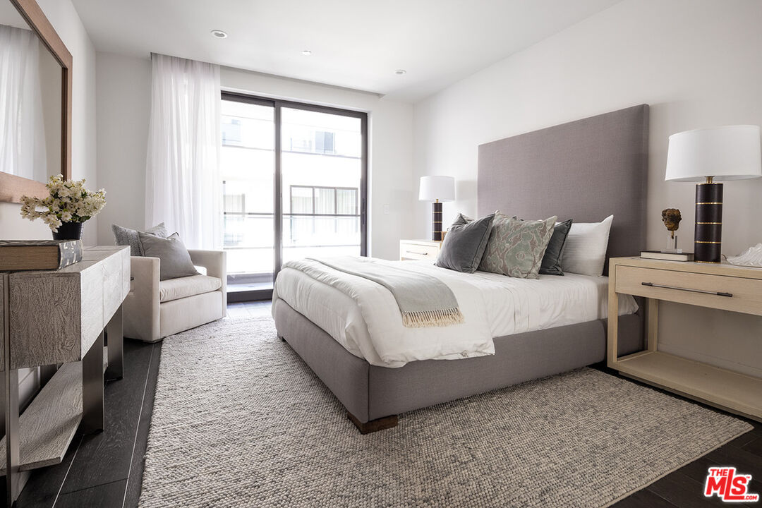 411 South Hamel Road, Unit 205 Los Angeles, CA 90048 - Photo 9 of 17 a bedroom with a large bed and a potted plant