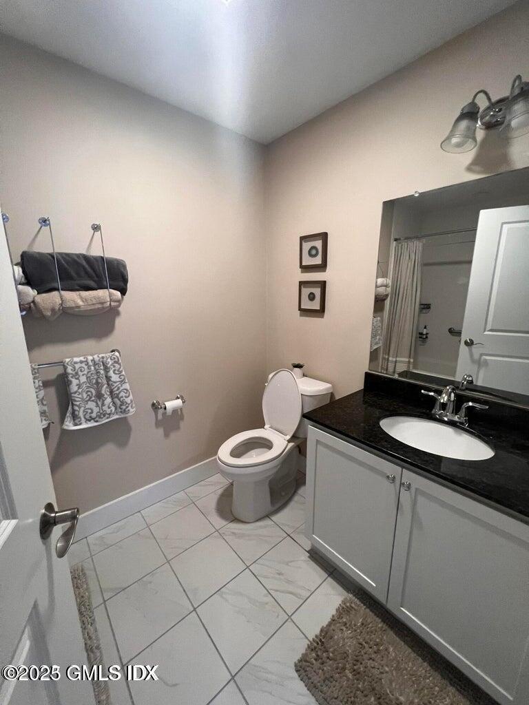180 Hamilton Avenue, Unit D Greenwich, CT 06830 - Photo 5 of 7 180 Hamilton Ave D Bathroom
