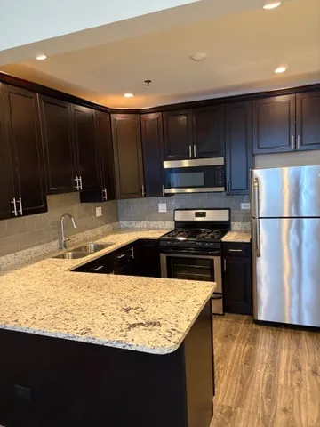 $1,995 | 625 Deerfield Road, Unit 402, Deerfield, IL 60015