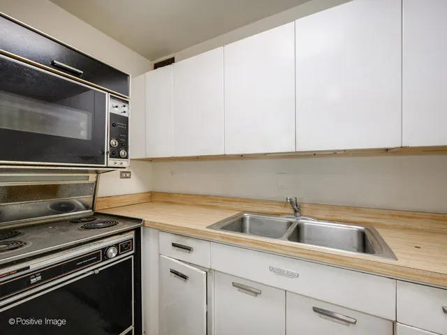 $259,900 | 910 North Lake Shore Drive, Unit 815, Chicago, IL 60611