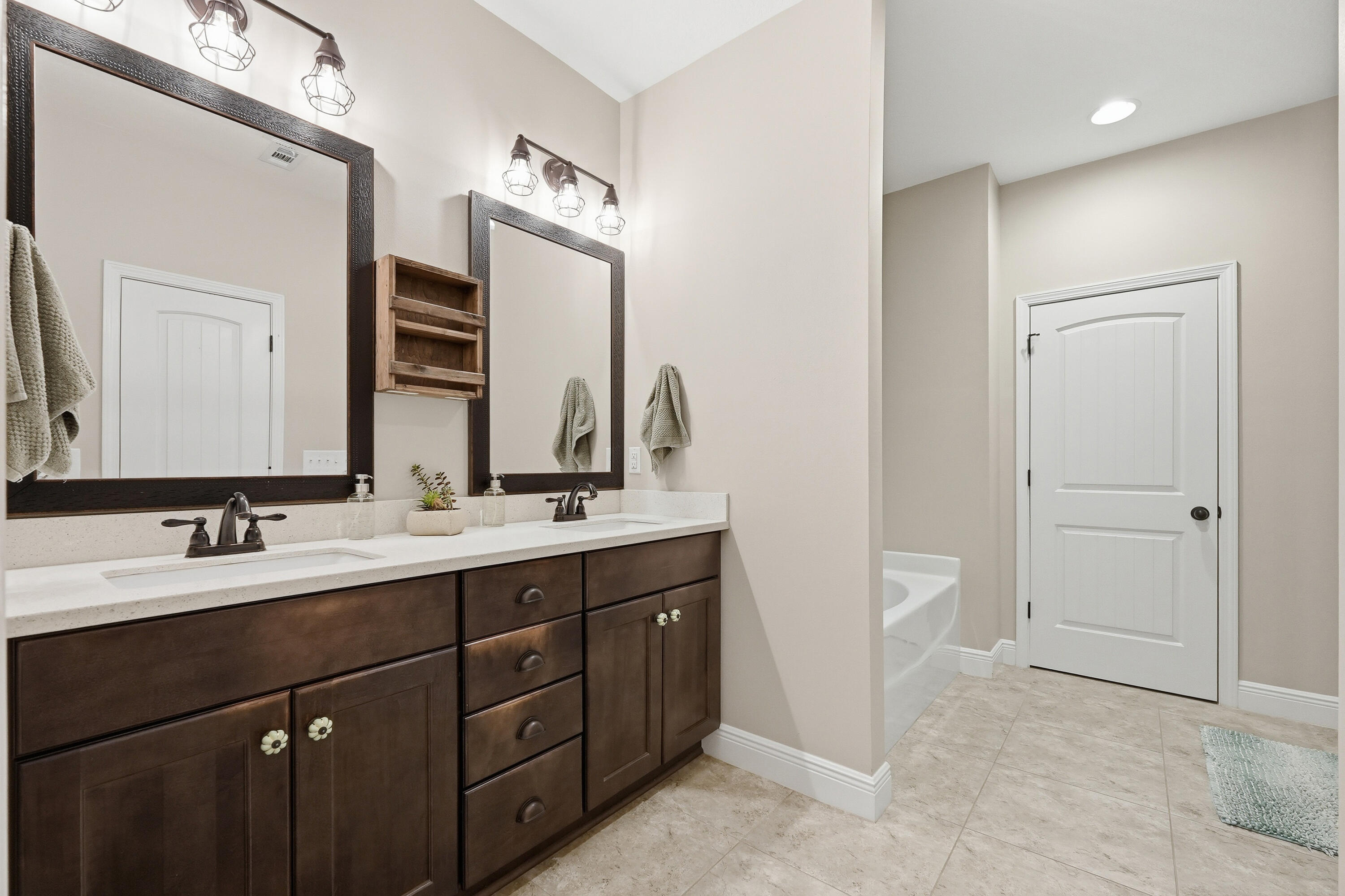 5463 Monterrey Road Crestview, FL 32539 - Photo 38 of 71 5463 monterrey rd interiors-27