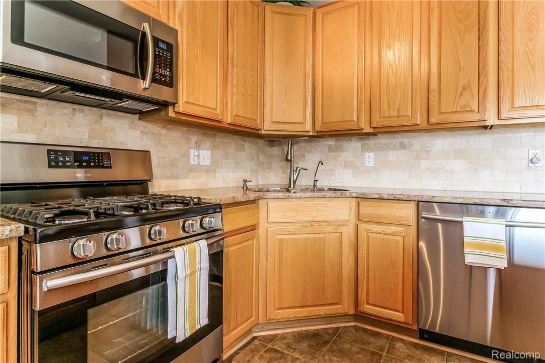 568 Cherry Orchard Road Canton, MI 48188 - Photo 12 of 37 012-Kitchen-5563557-large.jpg