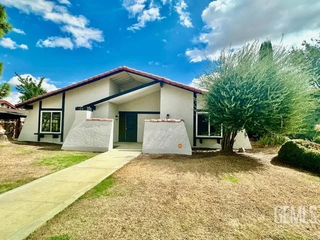 a house view with a outdoor space