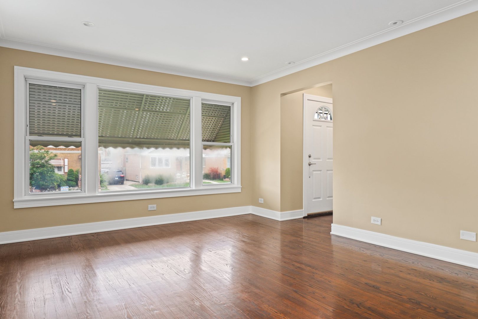5715 South Monitor Avenue Chicago, IL 60638 - Photo 3 of 18