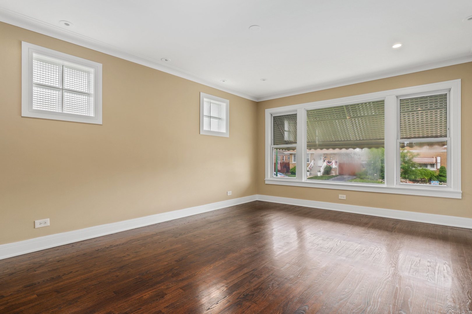 5715 South Monitor Avenue Chicago, IL 60638 - Photo 4 of 18
