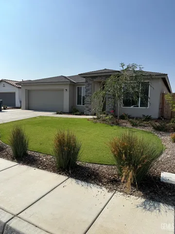 a view of a back yard of the house